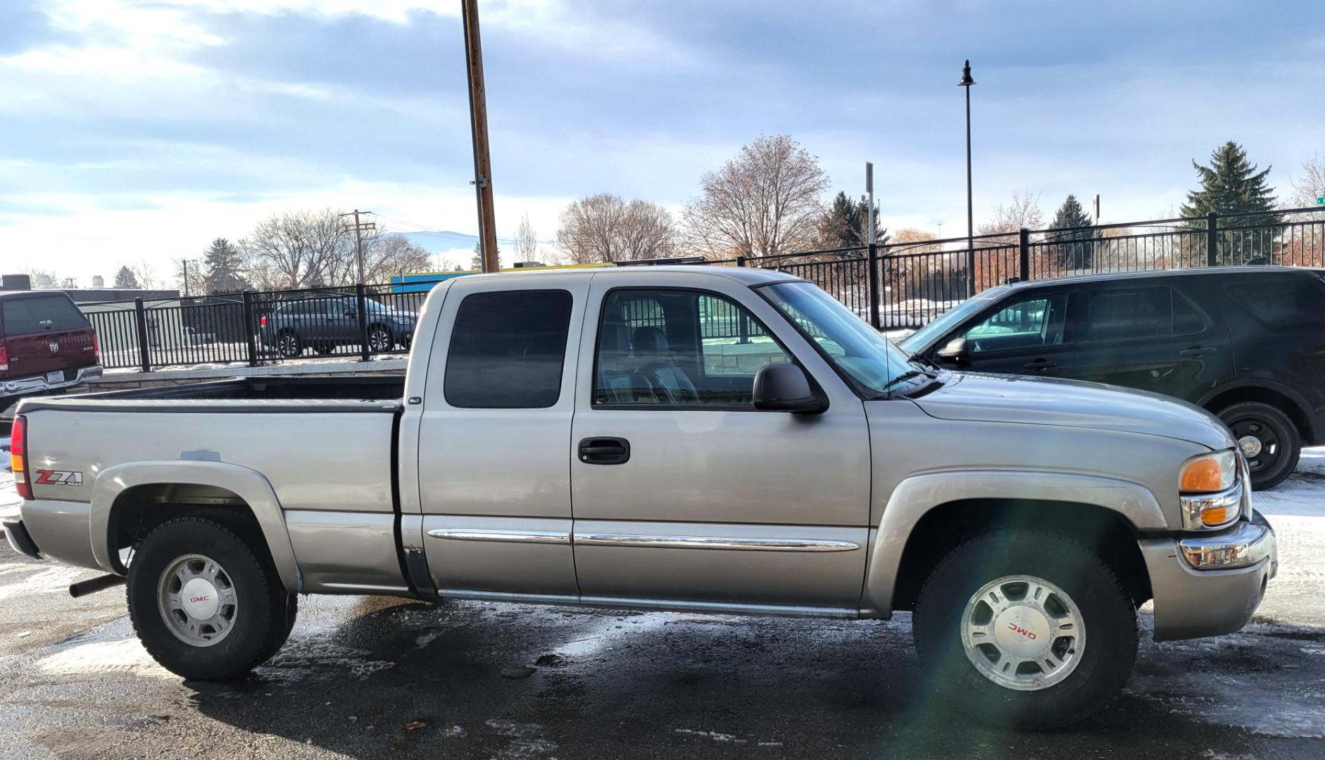 2003 Silver Birch /Tan GMC Sierra 1500 Z71 (1GTEK19T93E) with an 5.3L V8 engine, Automatic transmission, located at 450 N Russell, Missoula, MT, 59801, (406) 543-6600, 46.874496, -114.017433 - Photo#2